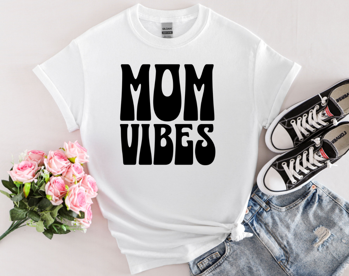 Graphic T-Shirt with Bold, Retro Text Declaring Mom Vibes.